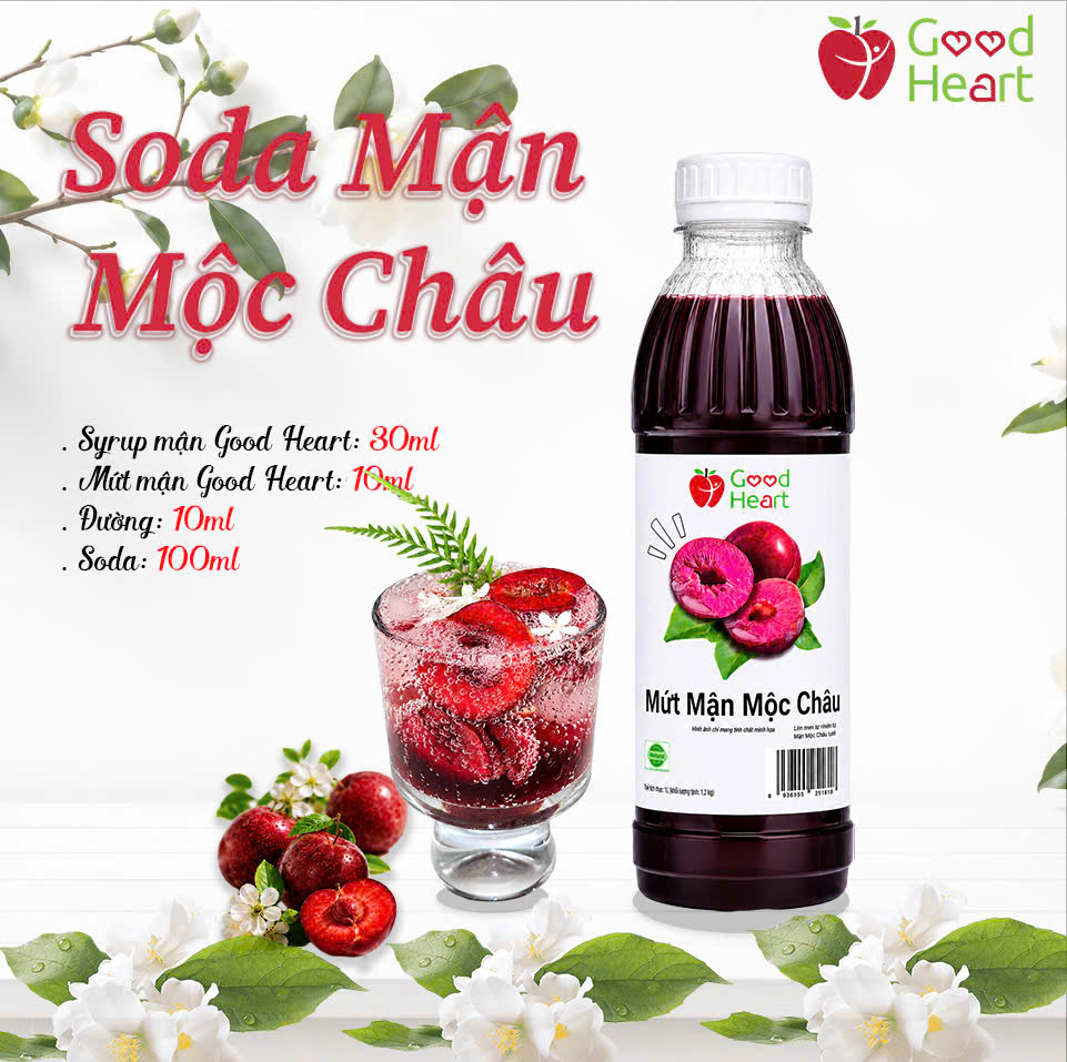 Ly soda mận Mộc Châu mát lạnh, trang trí với mận tươi, bên cạnh là chai Mứt Mận Mộc Châu Good Heart.
