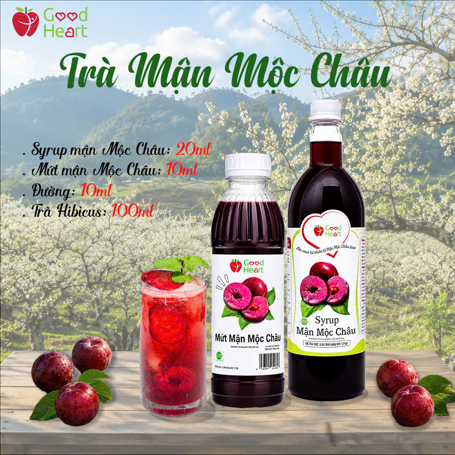 Ly trà mận Mộc Châu pha cùng trà Hibiscus đỏ thẫm, trang trí mận tươi.